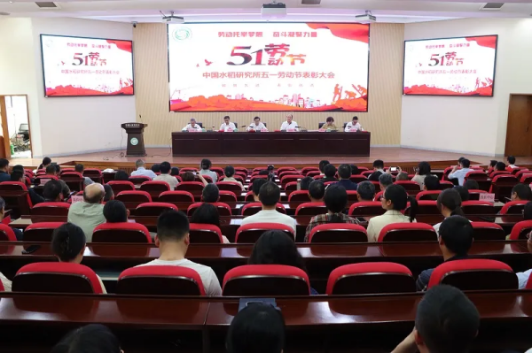 托普云農(nóng)董事長(zhǎng)陳渝陽(yáng)為青年科學(xué)家頒發(fā)“托普數(shù)字農(nóng)業(yè)創(chuàng)新獎(jiǎng)”